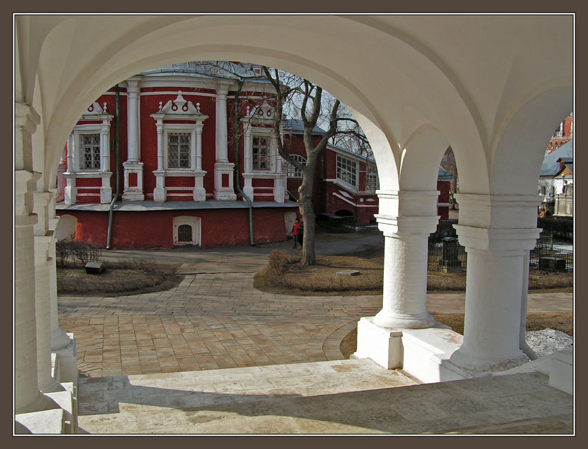 photo "Sight from under the arches" tags: architecture, landscape, 