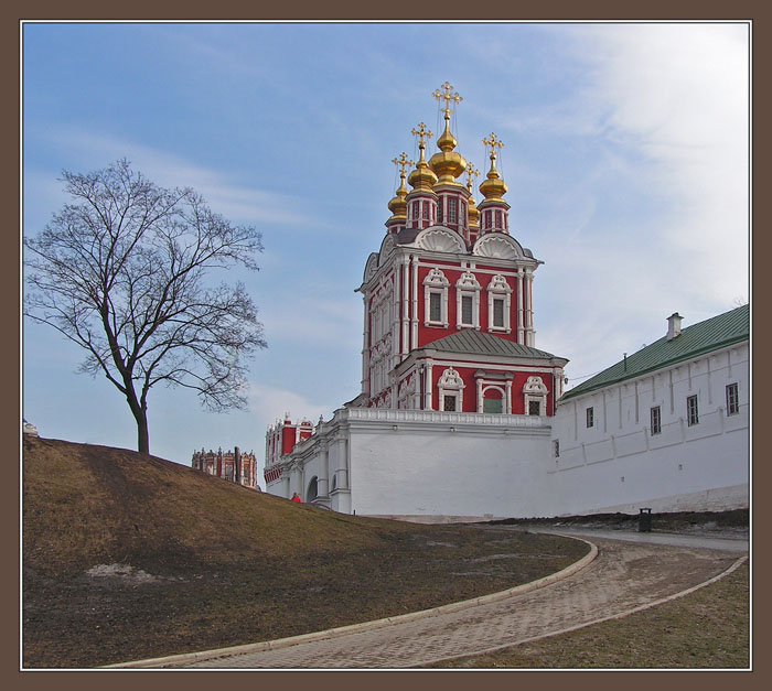 photo "Temple above the gate" tags: architecture, landscape, 