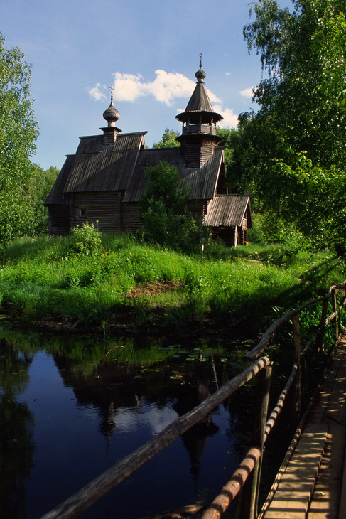 photo "Wooden church near the pond" tags: travel, landscape, summer