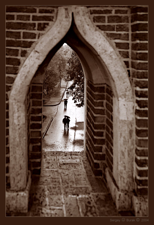 photo "Walks under a rain …" tags: black&white, genre, 