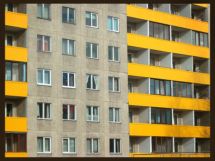 photo "Yellow strips + grey squares" tags: architecture, landscape, 