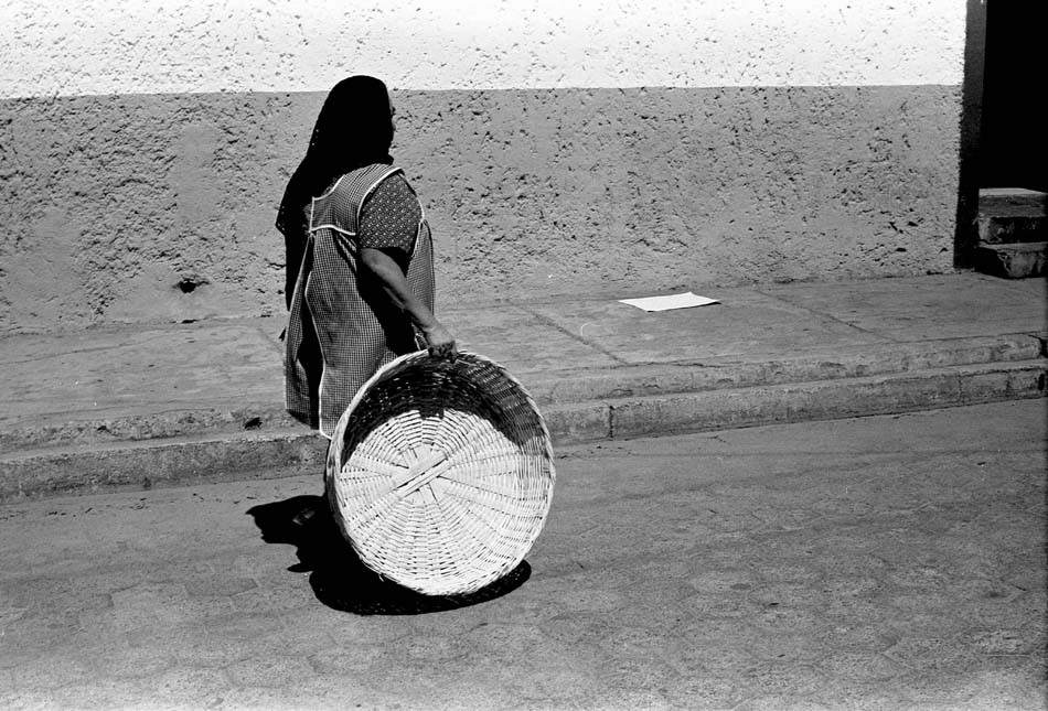 photo "Woman go to the market/ kak budto ostanivilos brem" tags: black&white, genre, 