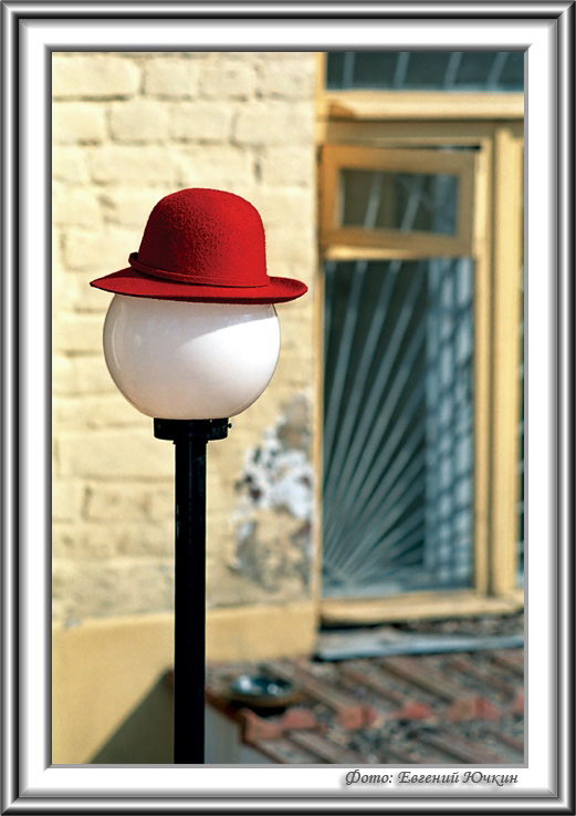 photo "Window, Lamp and Hat" tags: genre, architecture, landscape, 
