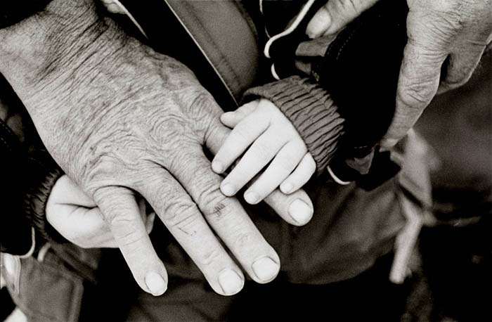 photo "Helping Hands" tags: black&white, 