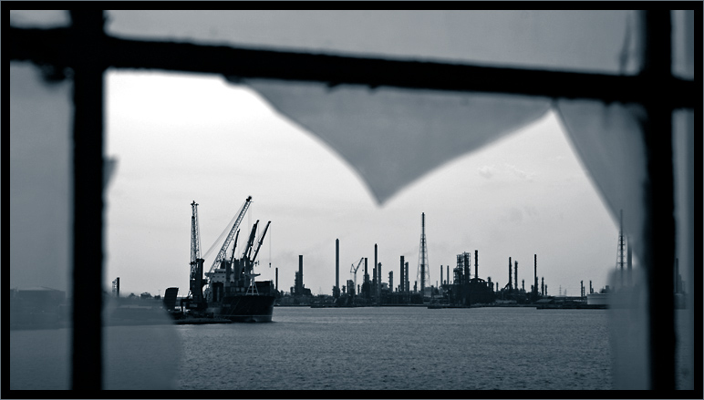 photo "A Port, A Window to the World" tags: architecture, black&white, landscape, 