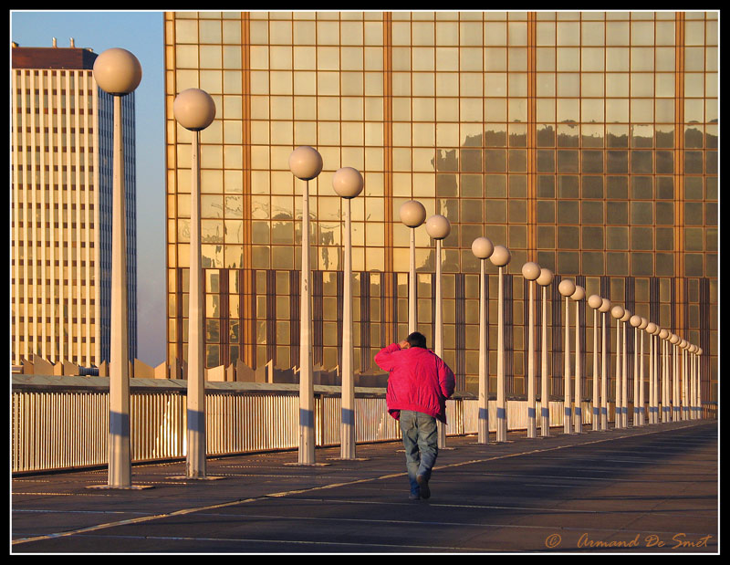 photo "Red walker in the sunset" tags: architecture, landscape, 