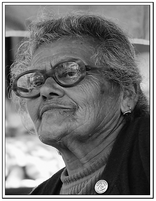 photo "A smile plenty of memories" tags: portrait, black&white, woman