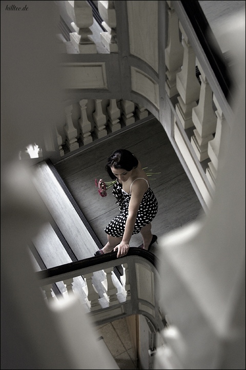 photo "Voyeur in the Staircase" tags: glamour, portrait, 
