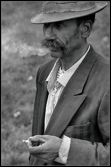 photo "in smoke" tags: portrait, black&white, man
