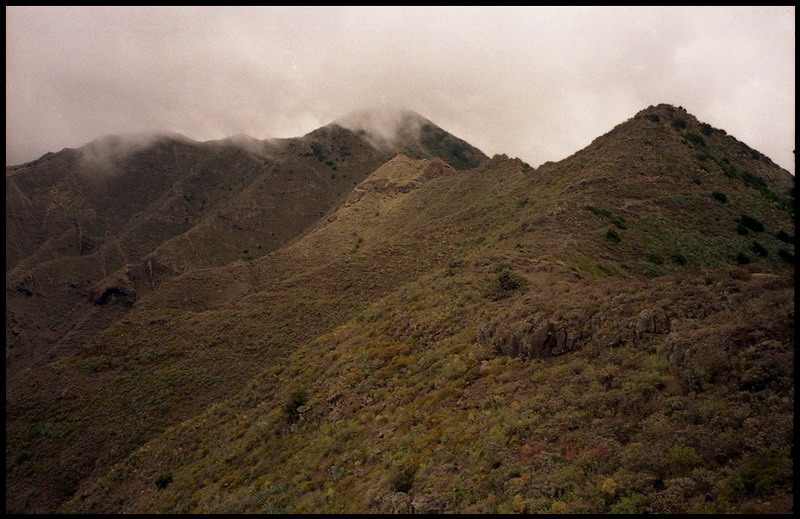 photo "Here, the mountains stratch belly of clouds" tags: misc., landscape, mountains