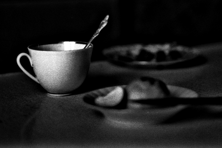 photo "Early breakfast or late supper" tags: black&white, 