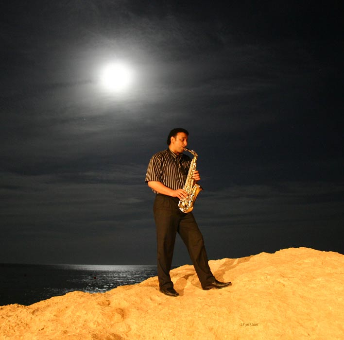 photo "The saxophonist and the moon" tags: travel, genre, Africa