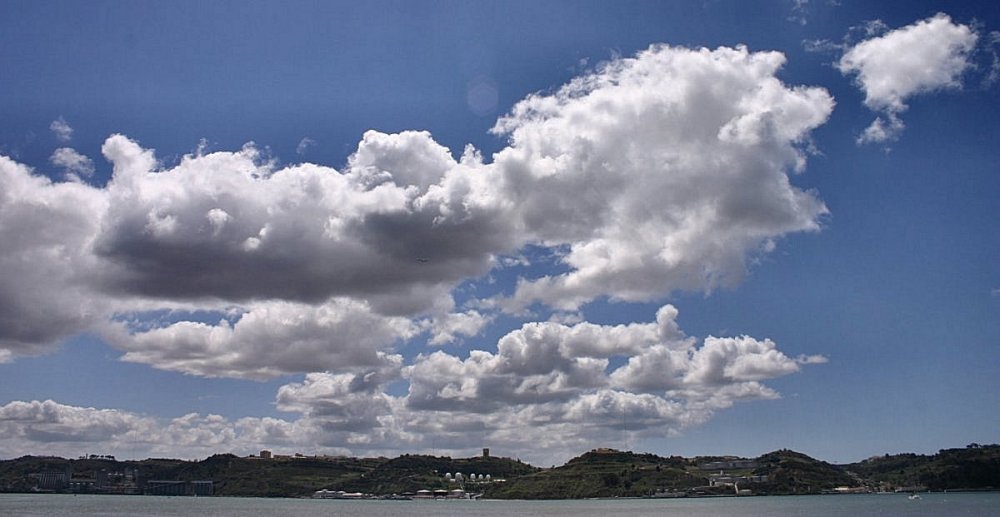 photo "Clouds on river Tejo" tags: landscape, clouds