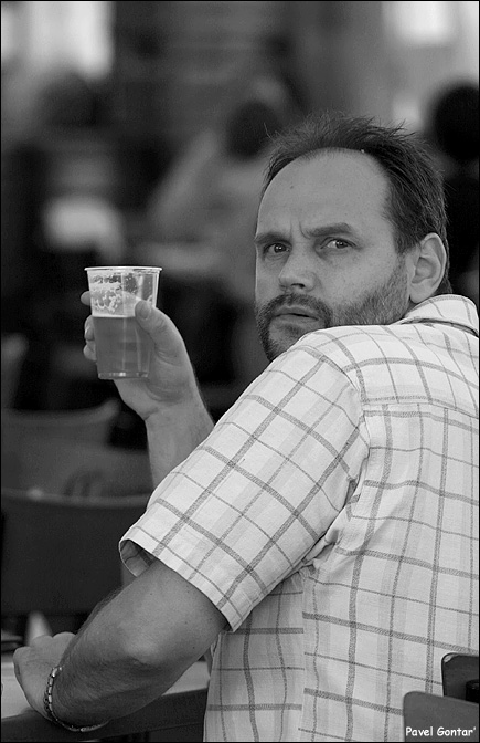 photo "Beer?" tags: portrait, man