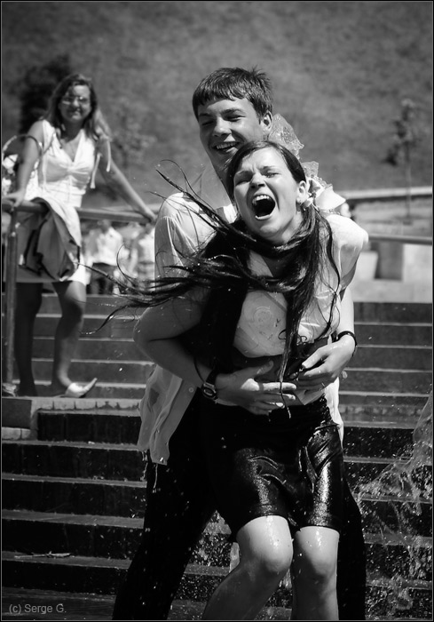 photo "Games at a fountain" tags: genre, black&white, 