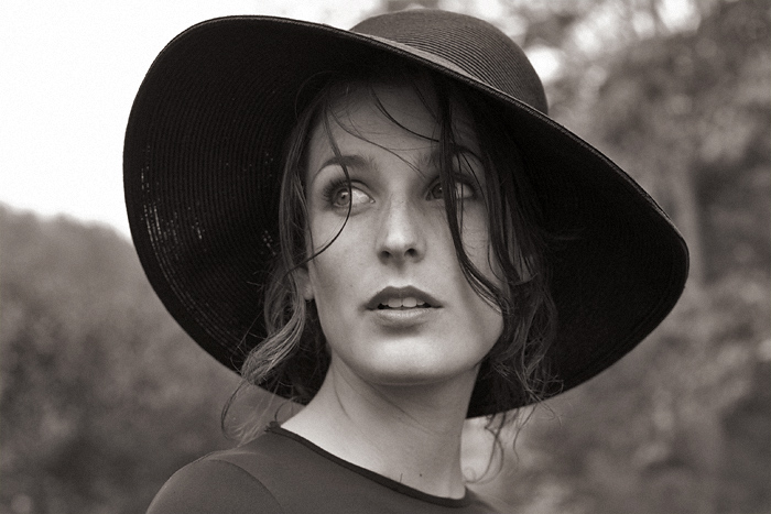 photo "The story of the hat" tags: black&white, portrait, woman