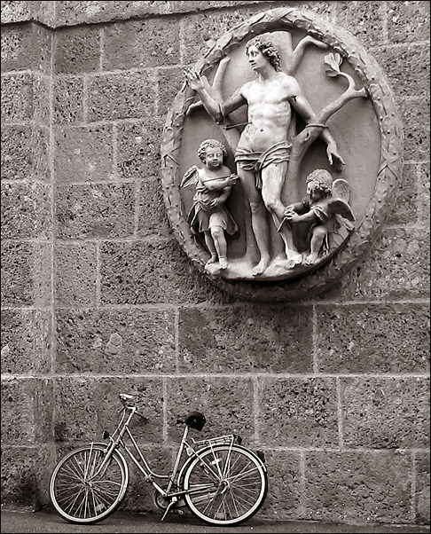 photo "First-aid treatment to the bicyclist after failure" tags: humor, architecture, landscape, 