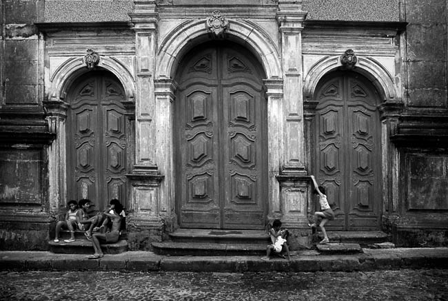 photo "Kids at play, Salvadore Brazil" tags: travel, black&white, North America