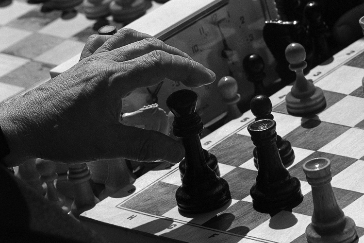 photo "The chess player" tags: genre, black&white, 