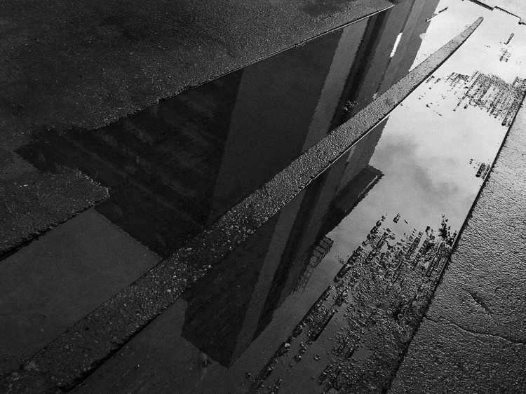 photo "Road reflections" tags: architecture, black&white, landscape, 