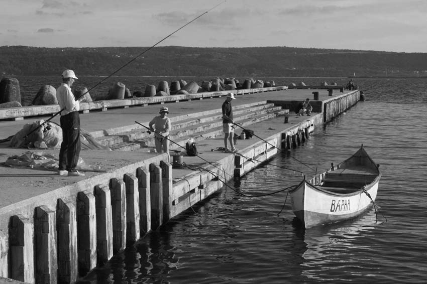 photo "fishing in Varna" tags: black&white, travel, Europe