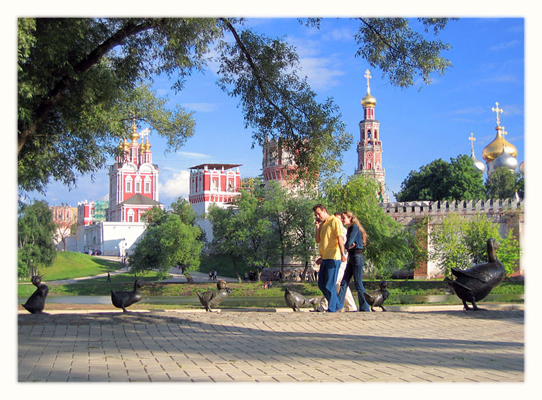 photo "A Moment of People's and Bird's Life" tags: travel, architecture, landscape, Europe