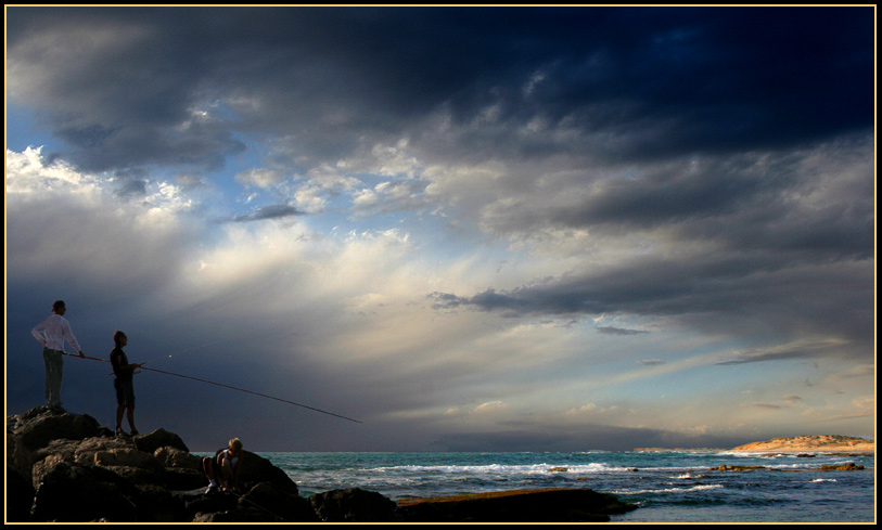 photo "Solar island... It seems a storm gathers" tags: landscape, clouds, water