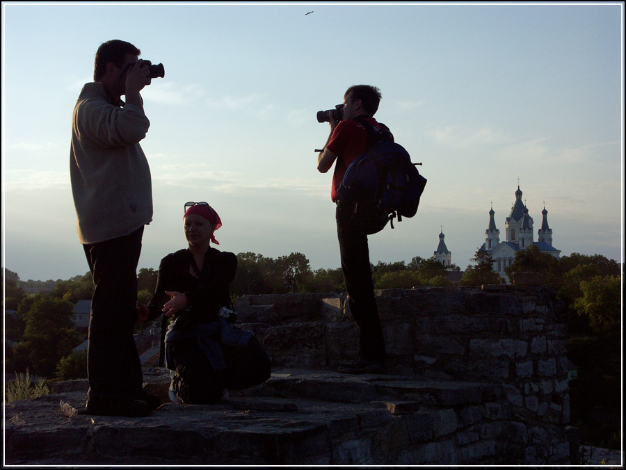 photo "Silhouettes on a background of a decline." tags: architecture, reporting, landscape, 