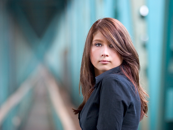 photo "under the bridge..." tags: portrait, woman