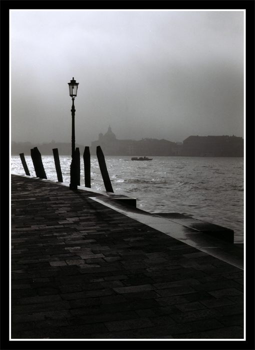 photo "Venice morning" tags: black&white, architecture, landscape, 