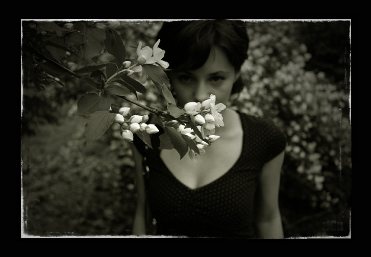 photo "Untitled photo" tags: portrait, nature, flowers, woman