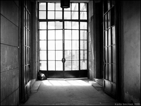 photo "the doors." tags: architecture, black&white, landscape, 