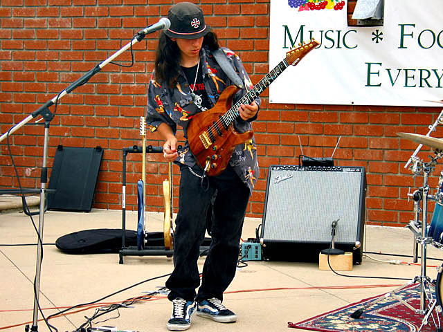 photo "The guitarist" tags: misc., portrait, children