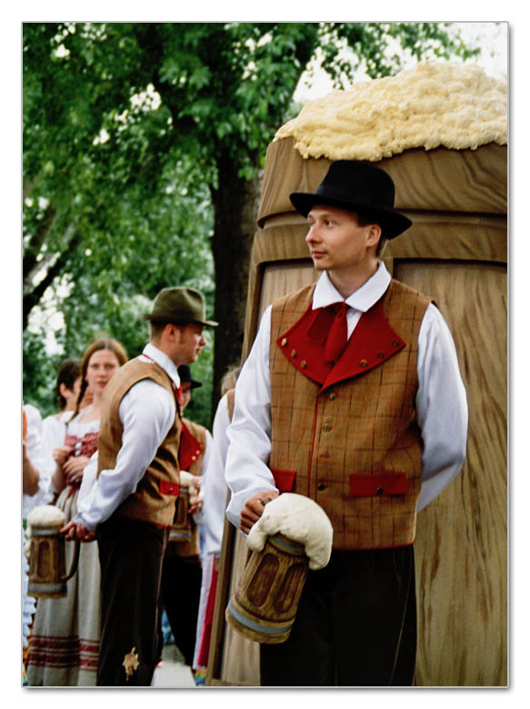 photo "Man with beer" tags: reporting, 