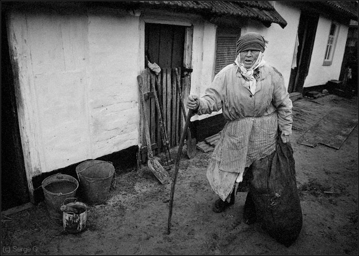 photo "Portrait of the Grandmother with a bag at a shed" tags: genre, black&white, 