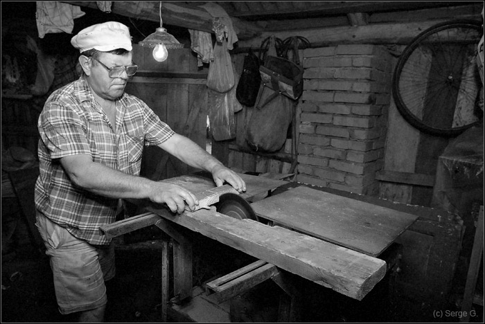 photo "Photo with a power-saw bench" tags: genre, black&white, 