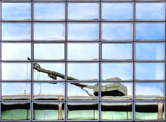 photo "Roof crane reflection" tags: architecture, travel, landscape, Europe