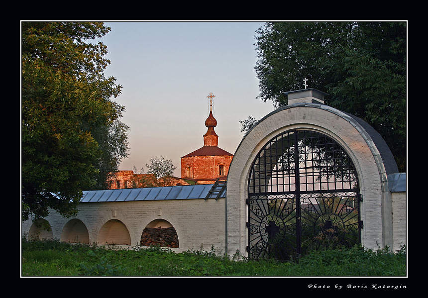 photo "Monastic gate" tags: architecture, landscape, sunset