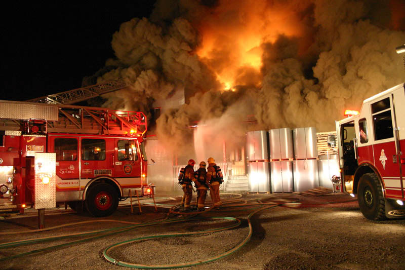 photo "Firefighters face to face with the monster !" tags: reporting, 