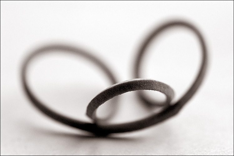 photo "Rubber loops" tags: black&white, macro and close-up, 