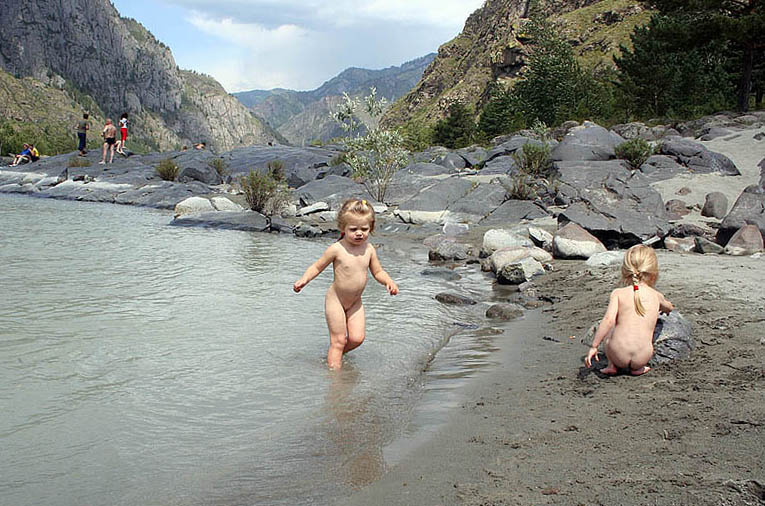 photo "Little girls by the river" tags: portrait, landscape, children, mountains