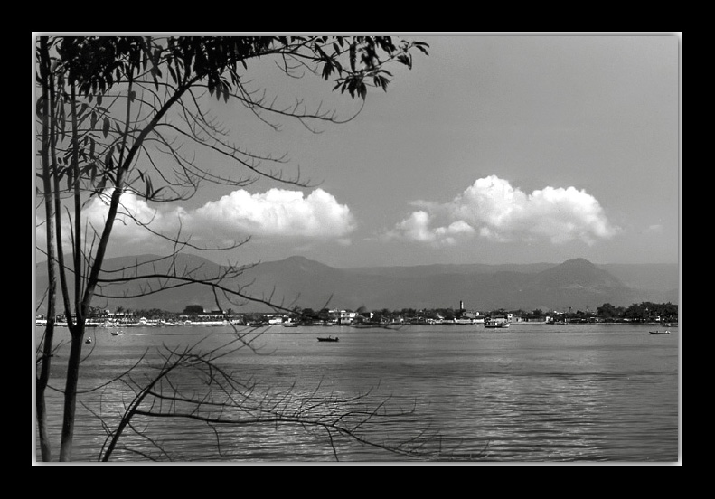 photo "Villa of fishermen" tags: landscape, black&white, clouds