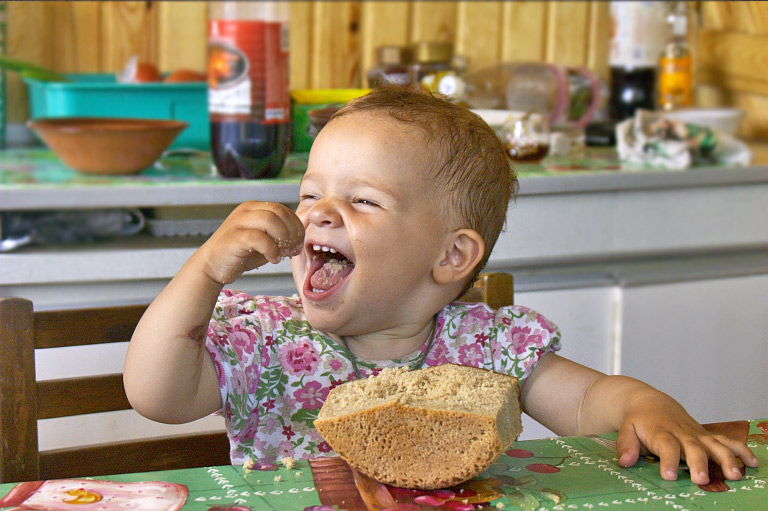 photo "Gonna be full up !" tags: portrait, misc., children