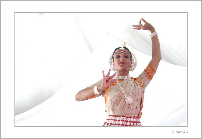 photo "Indian Dance Ensemble- 2" tags: portrait, reporting, woman