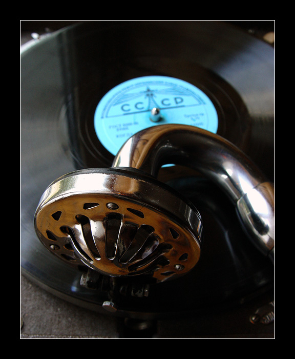 photo "Old small portable phonograph..." tags: old-time, macro and close-up, 