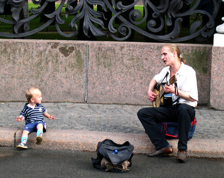 photo "A kid and a singer" tags: genre, portrait, children