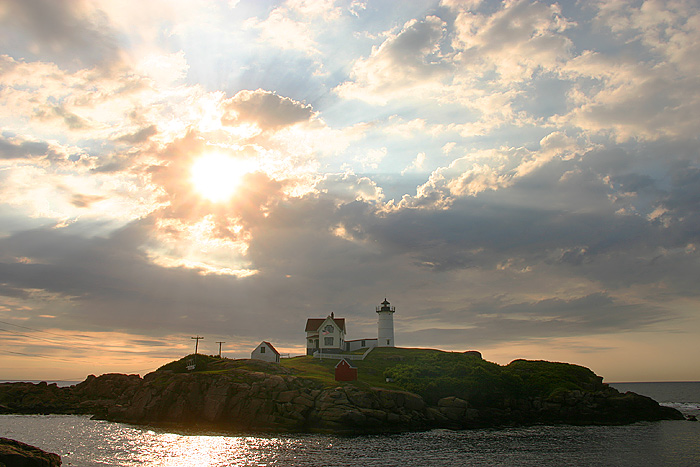 фото "Cape Neddick Lighthouse" метки: архитектура, пейзаж, облака