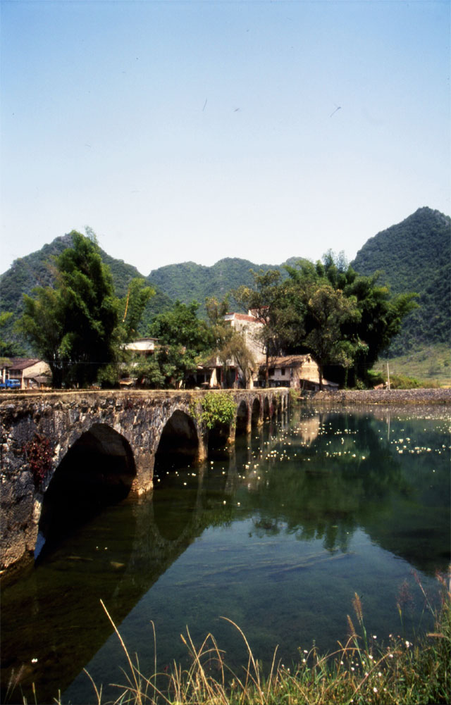 photo "bridge" tags: travel, landscape, Asia, autumn