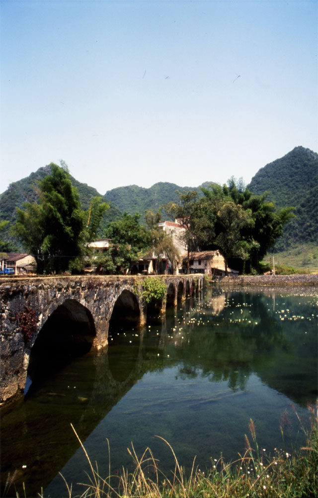photo "bridge" tags: travel, landscape, Asia, autumn