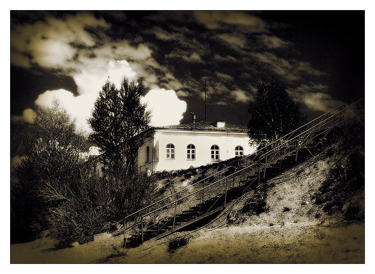 photo "The house on edge" tags: black&white, landscape, clouds